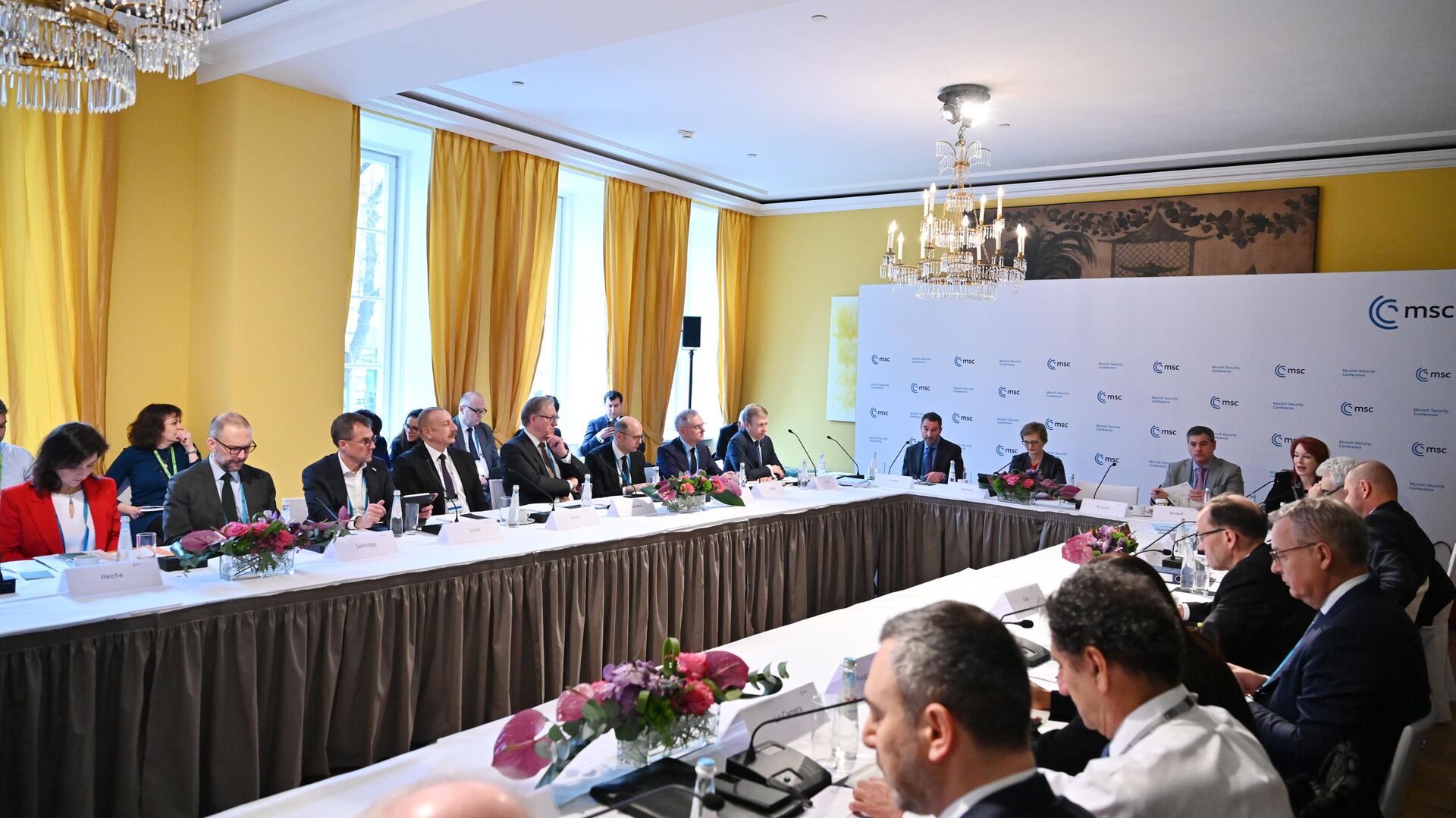 Президент Ильхам Алиев в рамках Мюнхенской конференции по безопасности принимает участие в круглом столе, посвященном энергетической безопасности - Sputnik Азербайджан, 1920, 17.02.2023