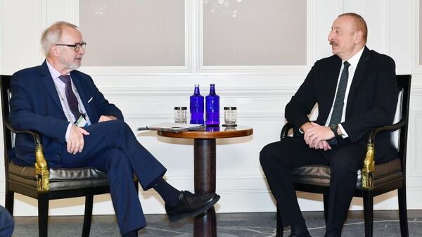Президент Азербайджанской Республики Ильхам Алиев встретился в Мюнхене с президентом Европейского инвестиционного банка (ЕИБ) Вернером Хойером - Sputnik Азербайджан
