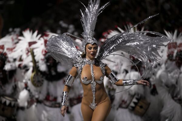 Rio-de-Janeyroda karnaval iştirakçısı. - Sputnik Azərbaycan