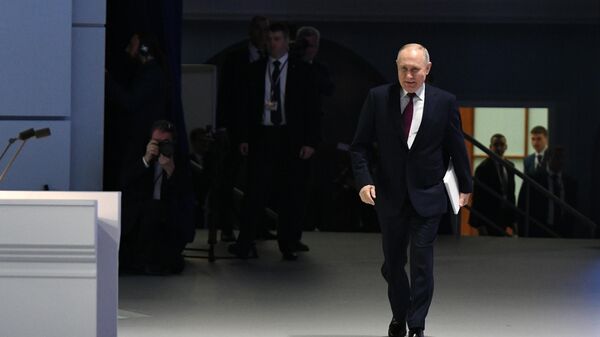 Президент РФ Владимир Путин выступает с ежегодным посланием Федеральному собранию - Sputnik Азербайджан