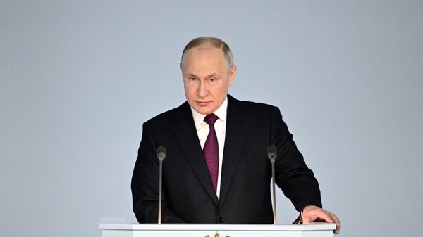 Президент РФ Владимир Путин выступает с ежегодным посланием Федеральному собранию - Sputnik Азербайджан
