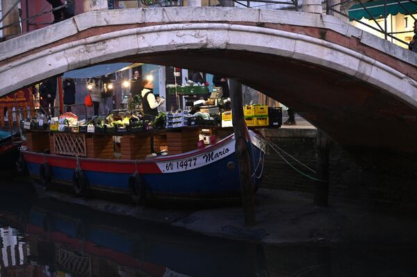 Гондола, пришвартованная к Большому каналу в Венеции во время сильного отлива. - Sputnik Азербайджан