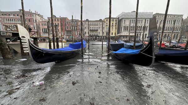 В Венеции обмелели каналы - Sputnik Азербайджан