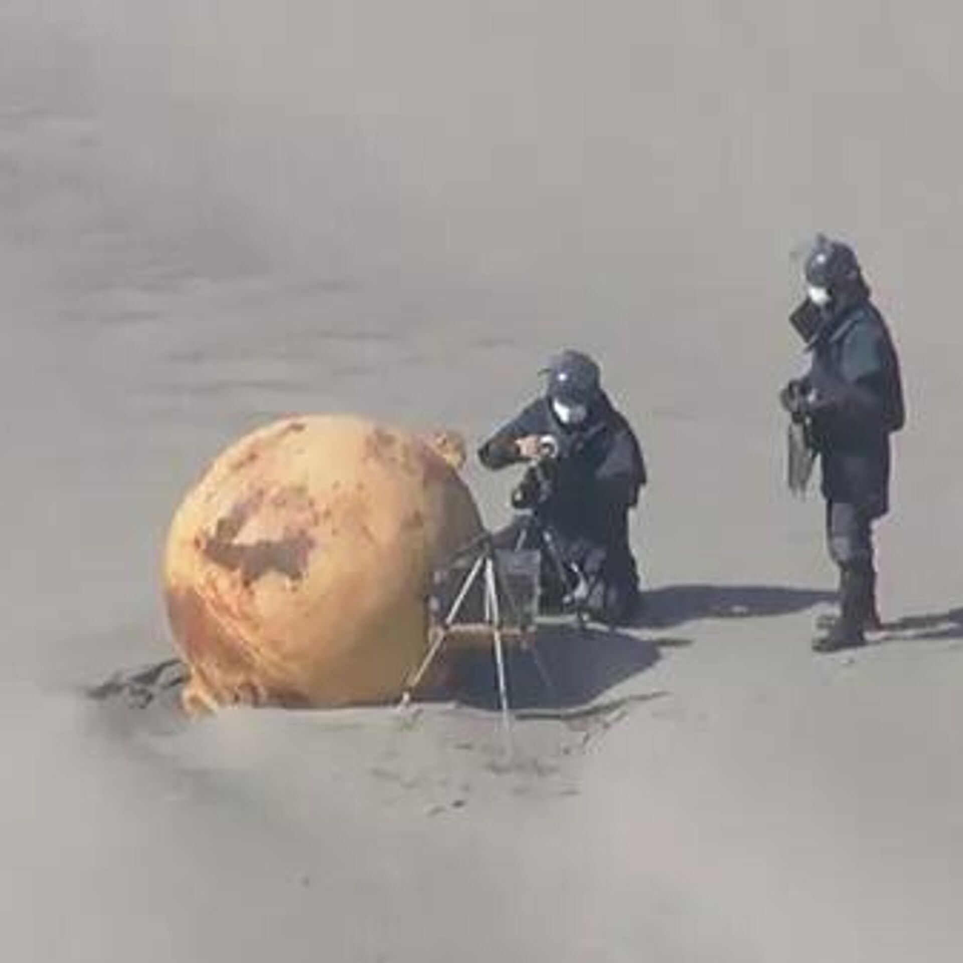 Загадочный шар в океане. В Японии на берег выбросило шар. Шар на пляже. Шар в Японии на пляже.