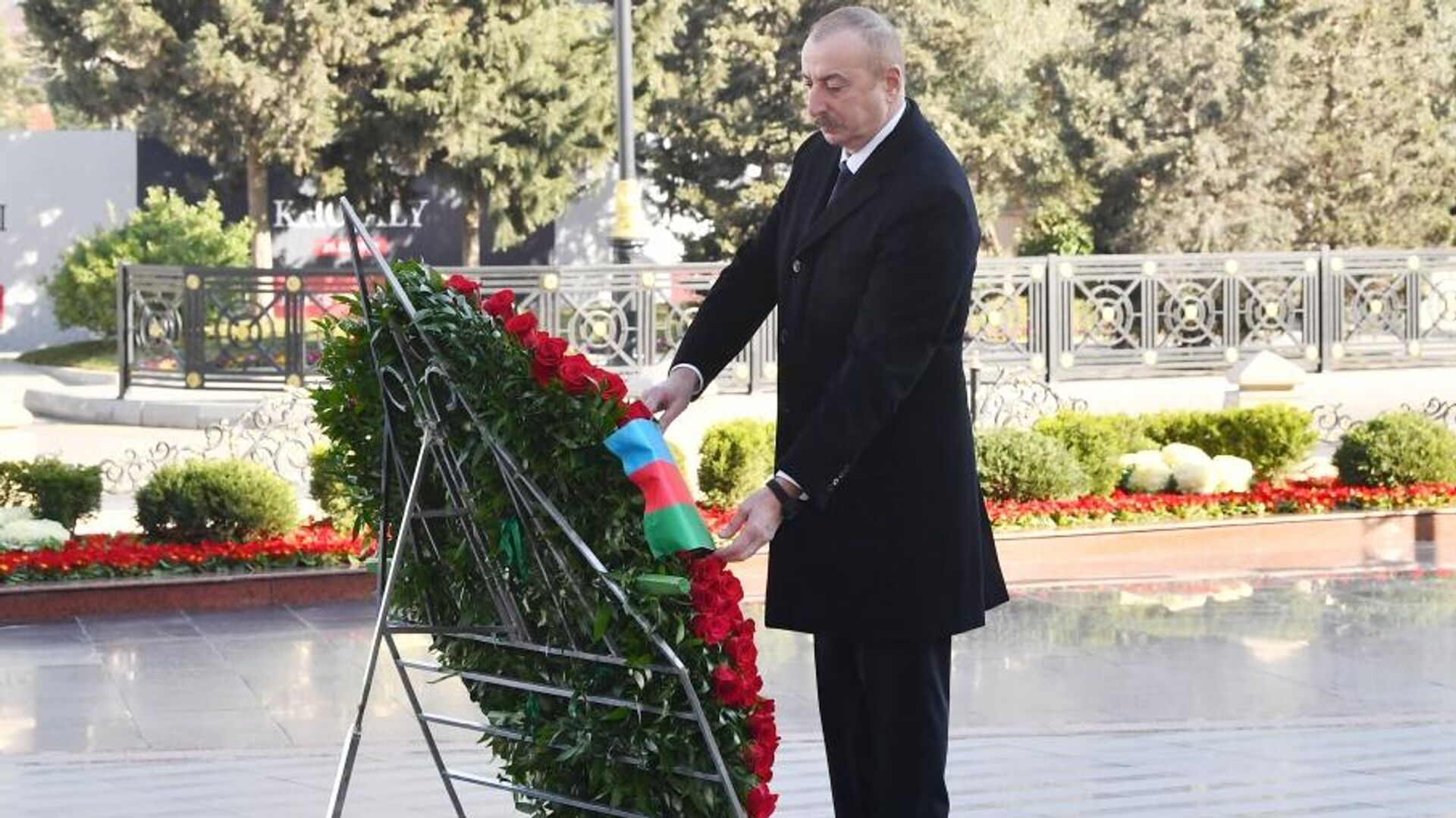 Президент Азербайджана посетил памятник  Ходжалинской трагедии - Sputnik Азербайджан, 1920, 26.02.2023