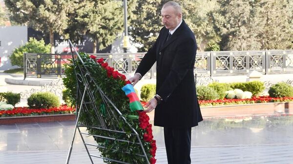 Президент Азербайджана посетил памятник  Ходжалинской трагедии - Sputnik Азербайджан