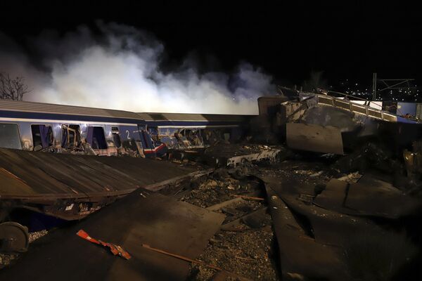 Дым от поездов возле города Лариса, Греция. - Sputnik Азербайджан