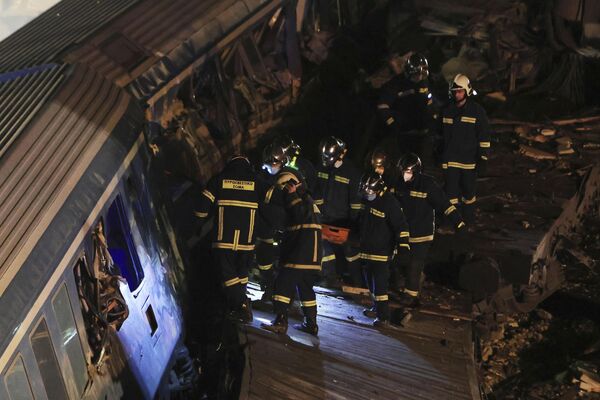 Пожарные работают после столкновения в Темпе недалеко от города Лариса, Греция. - Sputnik Азербайджан