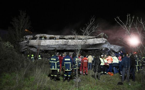 Спасатели и аварийный персонал обыскивают обломки после крушения поезда. - Sputnik Азербайджан