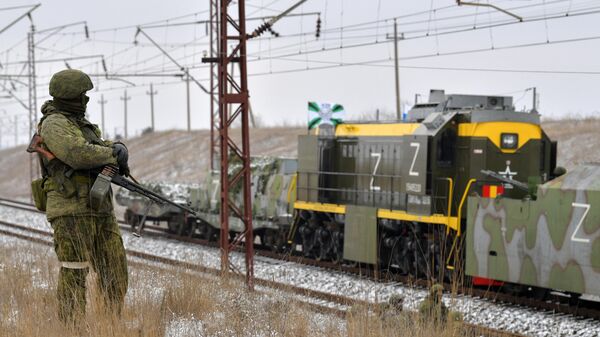 Военнослужащий железнодорожных войск РФ у бронепоезда - Sputnik Азербайджан