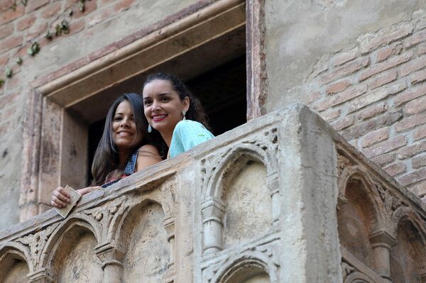 Девушки на балконе &quot;Дома Джульетты&quot; в Вероне, Италия. - Sputnik Азербайджан