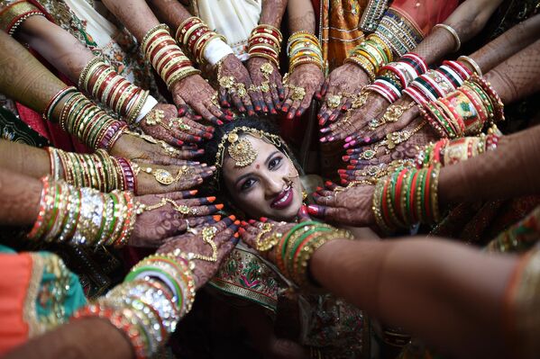 Индийская невеста на массовой свадьбе в Сурате, Индия. - Sputnik Азербайджан