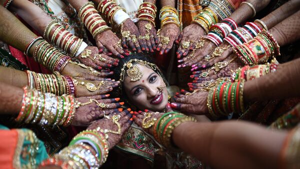 Индийская невеста на массовой свадьбе в Сурате, Индия - Sputnik Азербайджан