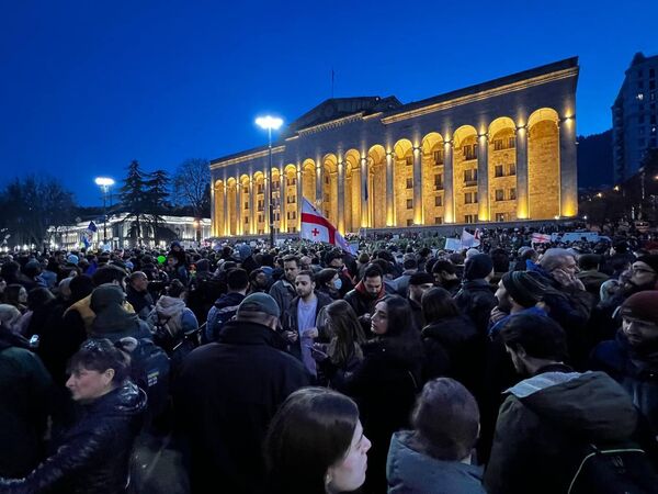 Участники акции протеста у здания парламента Грузии на проспекте Руставели в центре Тбилиси. - Sputnik Азербайджан