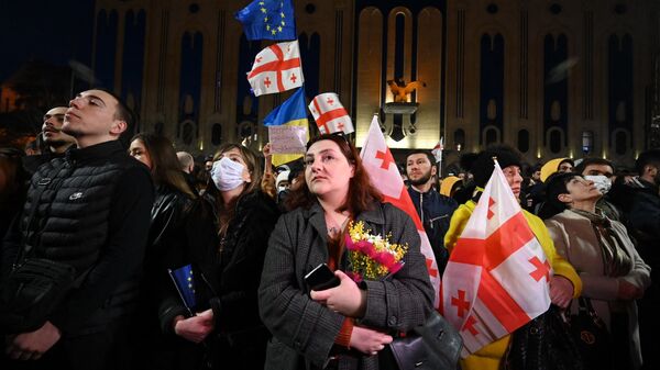 Участники акции протеста у здания парламента Грузии на проспекте Руставели в центре Тбилиси. - Sputnik Азербайджан
