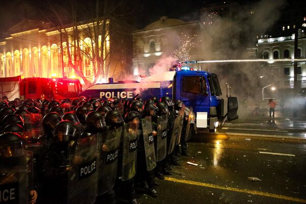 Разгон протестующих  у здания парламента Грузии на проспекте Руставели в центре Тбилиси. - Sputnik Азербайджан