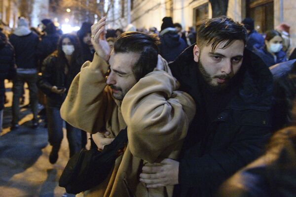 Разгон протестующих  у здания парламента Грузии на проспекте Руставели в центре Тбилиси. - Sputnik Азербайджан