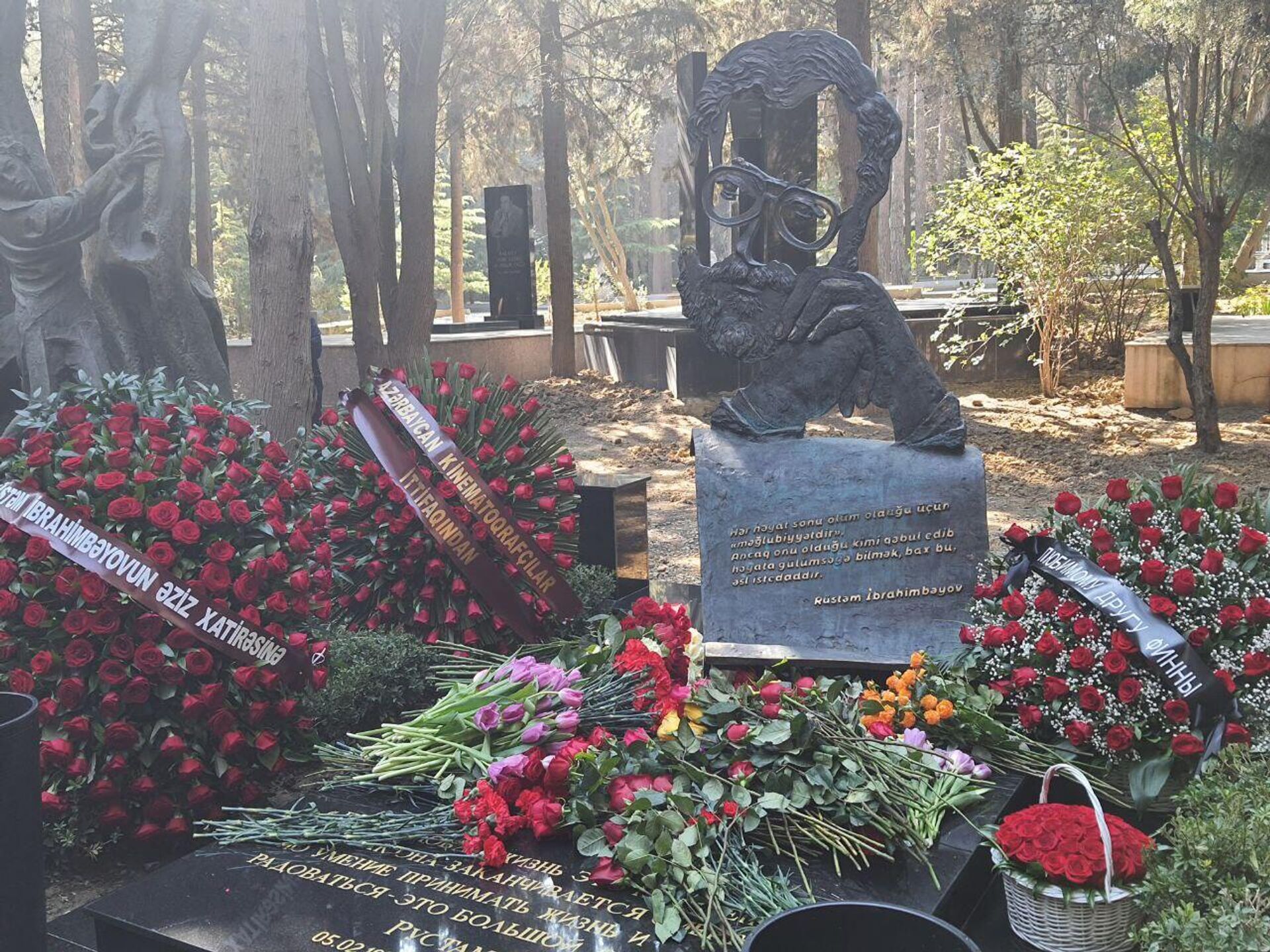 На Первой Аллее Почетного захоронения почтили память Рустама Ибрагимбекова - Sputnik Азербайджан, 1920, 10.03.2023