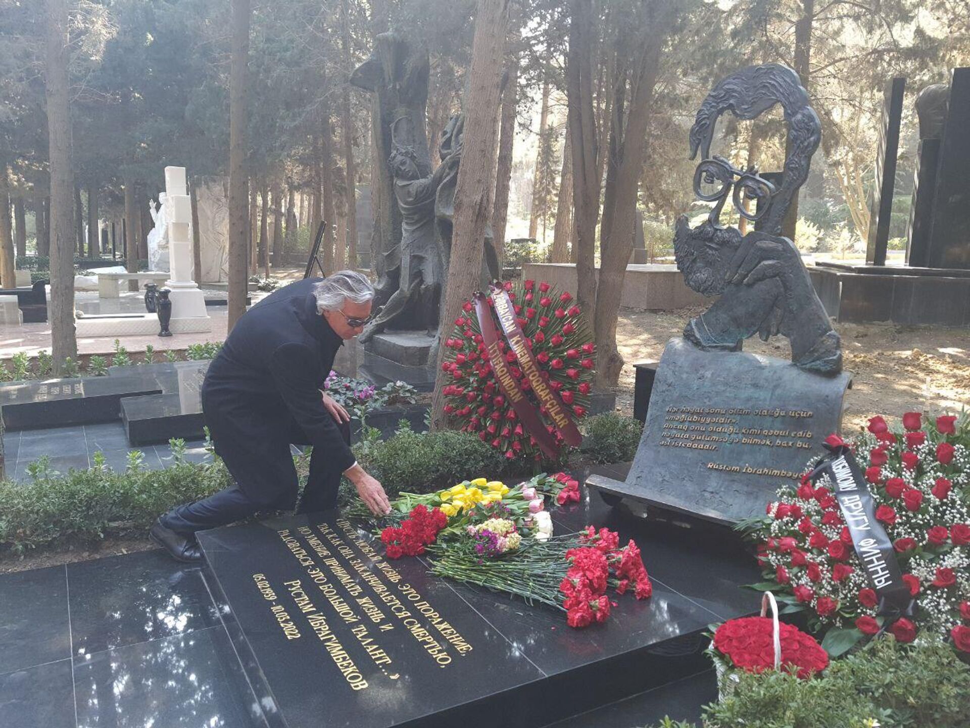 На Первой Аллее Почетного захоронения почтили память Рустама Ибрагимбекова - Sputnik Azərbaycan, 1920, 10.03.2023