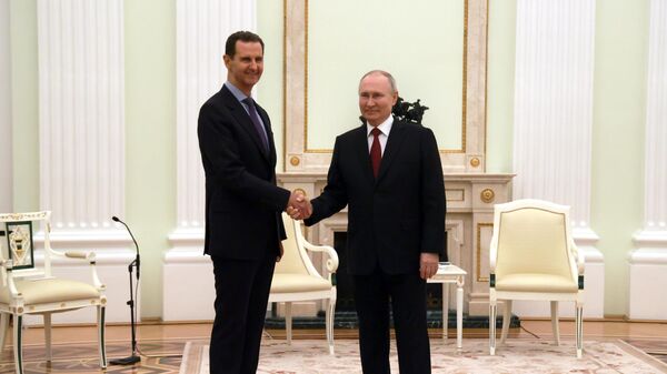 Президент РФ Владимир Путин и президент Сирии Башар Асад (слева) во время встречи - Sputnik Азербайджан