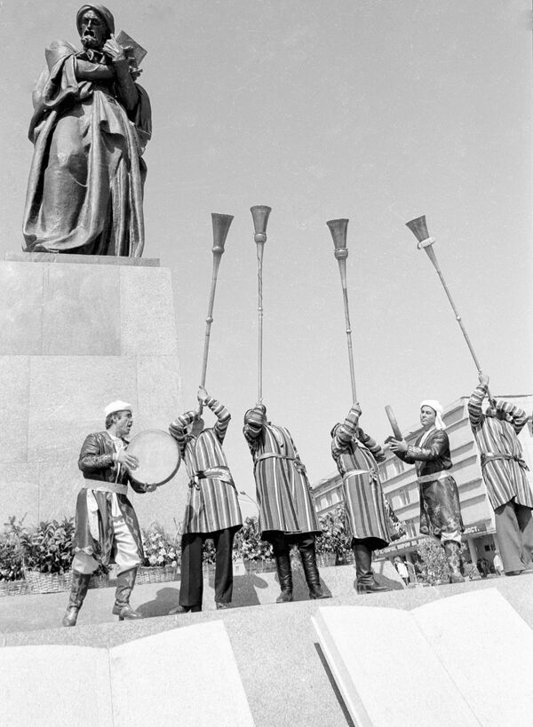 Музыканты играют на национальных инструментах у памятника Абу Али ибн Сины, возвещая наступление праздника весны -  &quot;Новруз&quot;.  - Sputnik Азербайджан