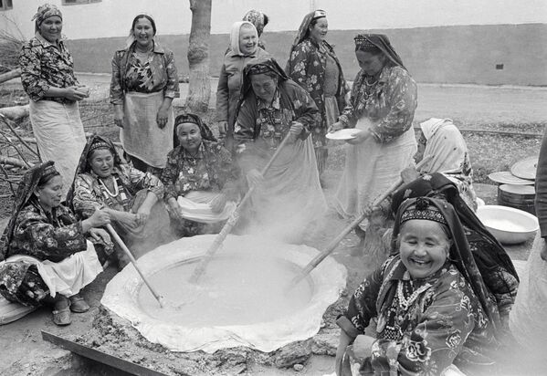 Узбекские женщины варят в казане национальное блюдо &quot;сумалак&quot; во время подготовки к празднику Новруз.  - Sputnik Азербайджан