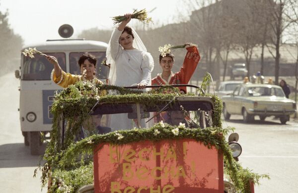 Участники праздника весны &quot;Новруз&quot; едут на украшенной зеленью машине. - Sputnik Азербайджан