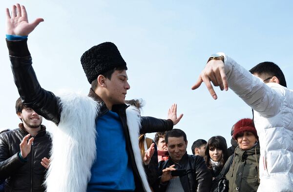 Посетители танцуют на праздновании Новрузa в городе Казани.  - Sputnik Азербайджан
