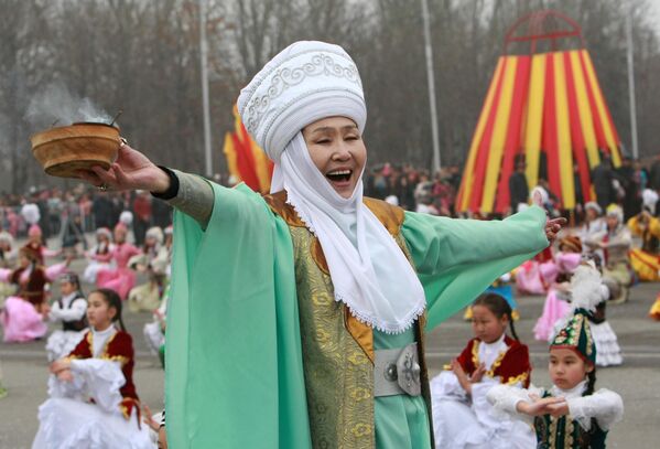 Bişkekin Ala-Tau şəhərinin mərkəzi meydanında Novruz bayramı zamanı teatrlaşdırılmış tamaşanın iştirakçısı - &quot;Bütün qırğızların anası&quot; rolunu ifa edən qadın. - Sputnik Azərbaycan