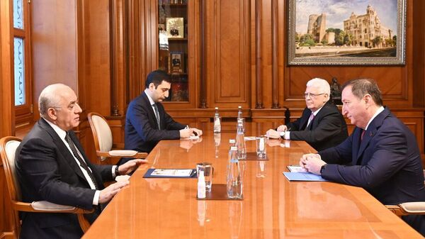 Премьер-министр Азербайджана Али Асадов обсудил в ходе встречи с председателем Народного собрания Дагестана Зауром Аскендеровым  - Sputnik Азербайджан
