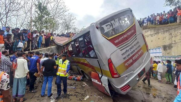 Авария с участием пассажирского автобуса, которая произошла на юге Бангладеш - Sputnik Азербайджан