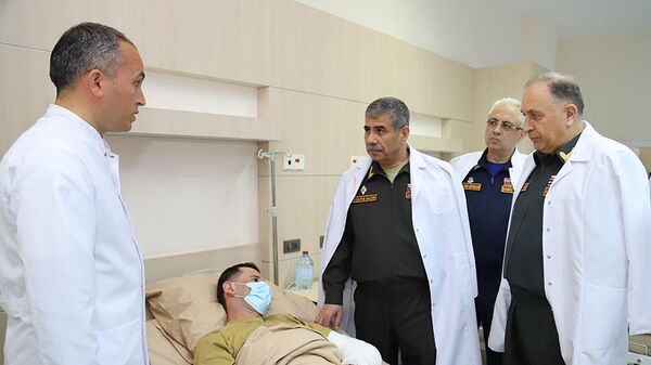 Министр обороны навестил раненых азербайджанских военнослужащих - Sputnik Азербайджан