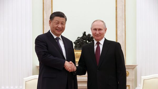  Президент РФ Владимир Путин и председатель Китайской Народной Республики (КНР) Си Цзиньпин (слева) во время встречи. - Sputnik Азербайджан