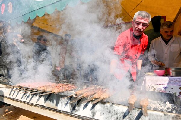 Bakıda Novruz şənliyində kişi kabab bişirir. - Sputnik Azərbaycan
