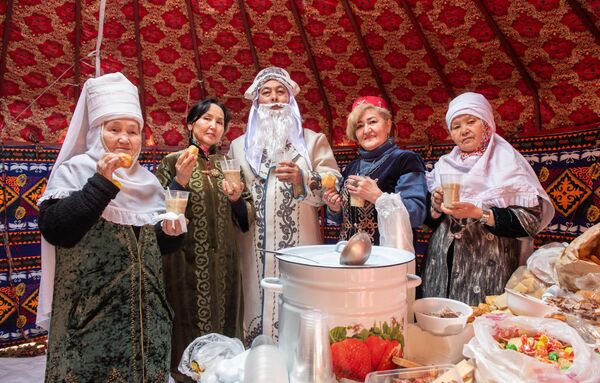 Участники празднования Новруза в Алматы. - Sputnik Азербайджан