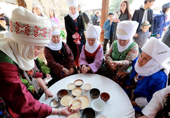 Женщины в национальных костюмах во время празднования Новруза в Бишкеке.  - Sputnik Азербайджан