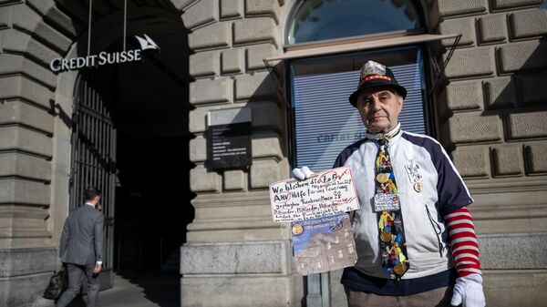 Местный пенсионер протестует перед штаб-квартирой Credit Suisse - Sputnik Азербайджан
