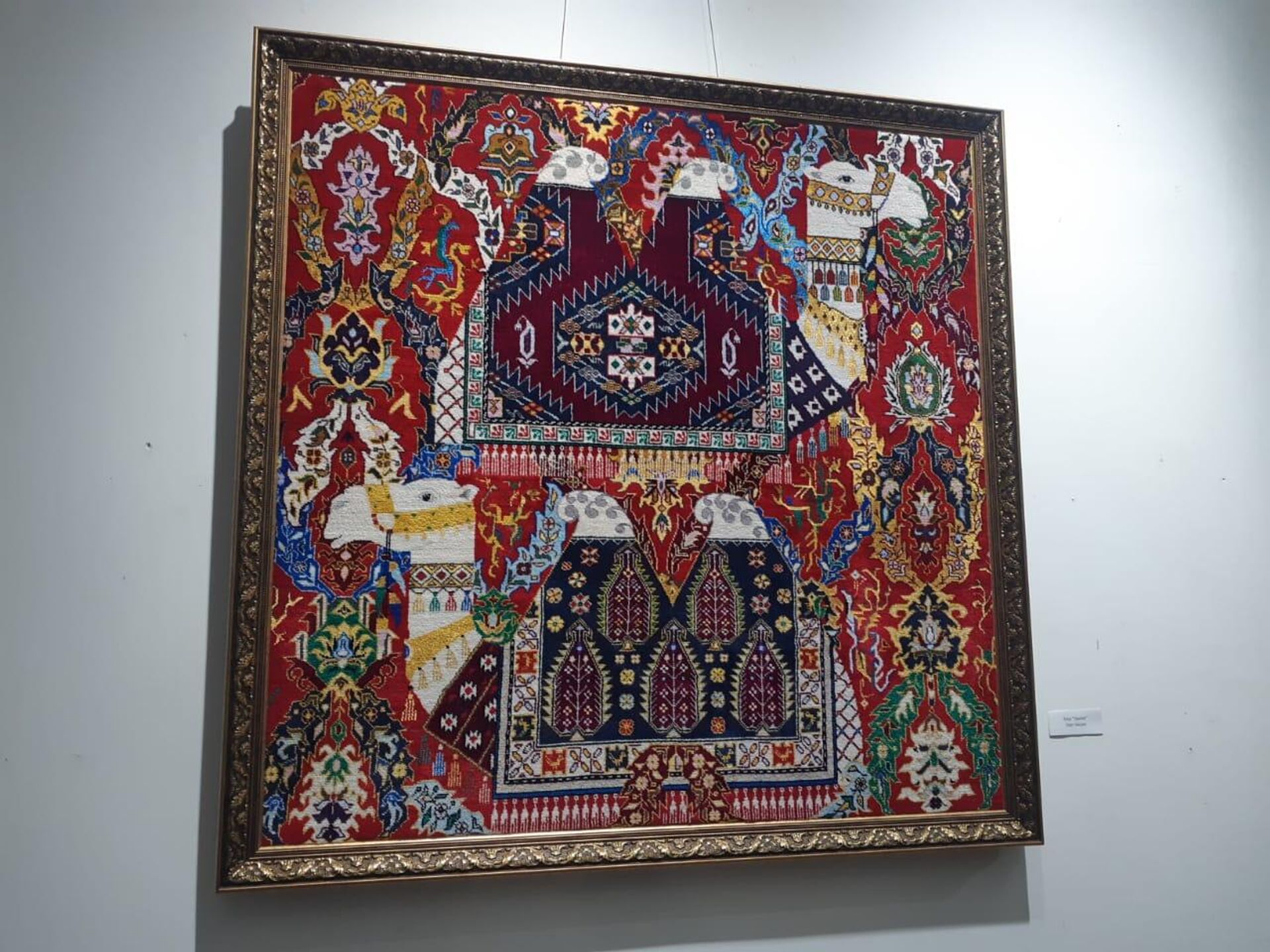 Старинные и современные азербайджанские ковры представили в галерее NUR Art House - Sputnik Азербайджан, 1920, 28.03.2023