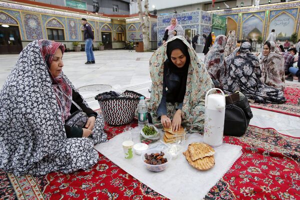 İranlı qadınlar müqəddəs Ramazan ayında iftar açırlar. - Sputnik Azərbaycan