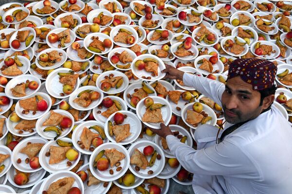 Pakistanın Lahorun Data Darbar məscidində könüllü kişi iftardan əvvəl oruc tutanlar üçün iftar hazırlayır. - Sputnik Azərbaycan
