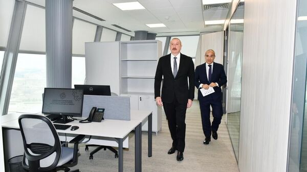 Ильхам Алиев принял участие в открытии нового здания Госслужбы по вопросам имущества - Sputnik Азербайджан