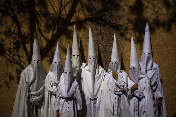 Участники шествия позируют фотографу во время Вербного воскресенья в Севилье, Испания. - Sputnik Азербайджан