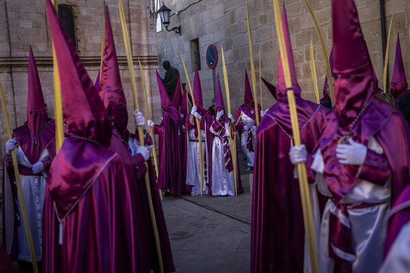 Участники шествия во время Вербного воскресенья в Саморе, Испания. - Sputnik Азербайджан
