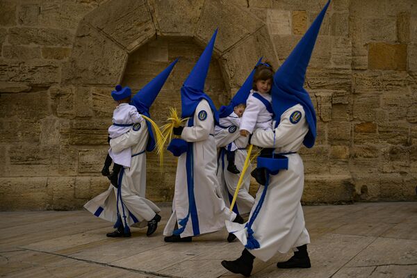 Участники шествия во время Вербного воскресенья в Сарагосе, северная Испания. - Sputnik Азербайджан