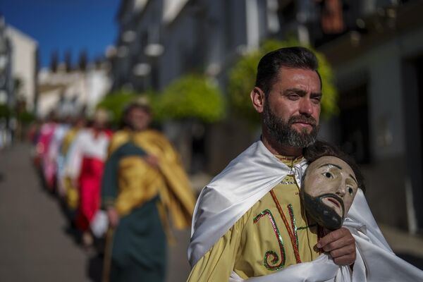 Люди, одетые в костюмы апостолов, во время Страстной недели в Иснахаре, южная Испания. - Sputnik Азербайджан