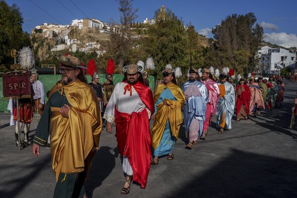 Люди, одетые в костюмы апостолов, во время Страстной недели в Иснахаре, южная Испания. - Sputnik Азербайджан