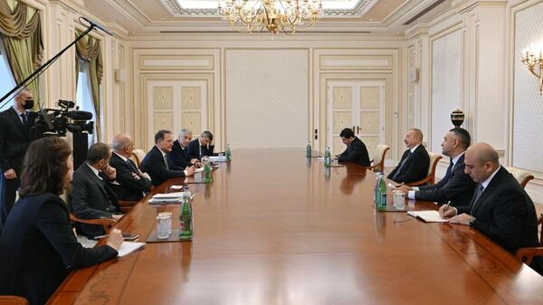 Президент Ильхам Алиев принял заместителя министра иностранных дел и международного сотрудничества Италии - Sputnik Азербайджан