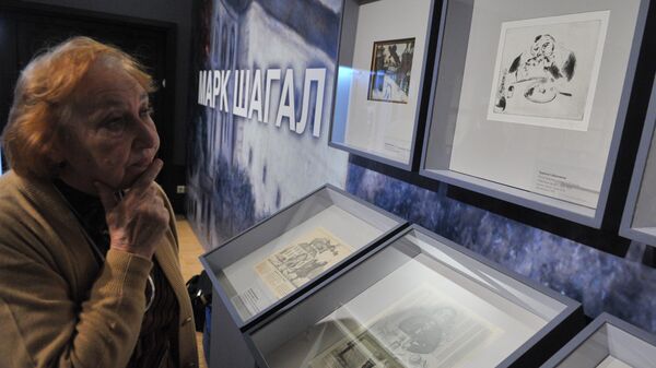 Женщина знакомится с экспозицией выставки Марк Шагал. Истоки творческого языка художника. К 125-летию со дня рождения  - Sputnik Азербайджан