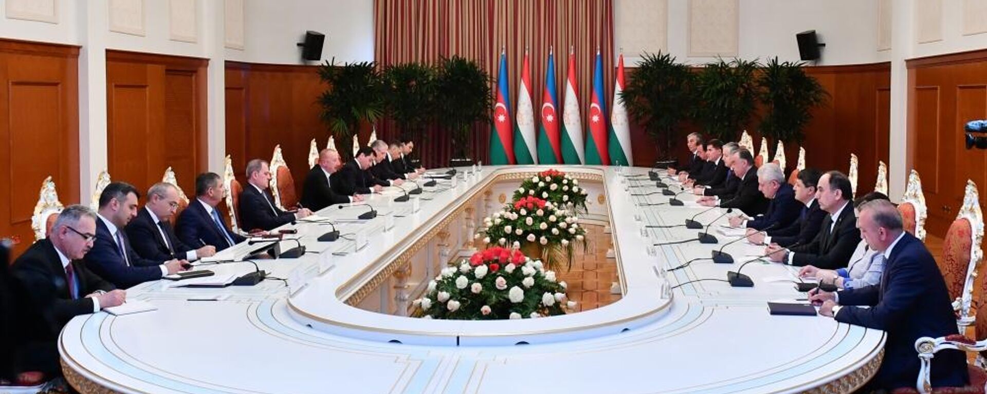 Состоялась встреча президентов Азербайджана и Таджикистана в расширенном составе - Sputnik Азербайджан, 1920, 05.04.2023