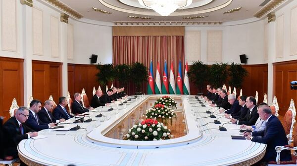Состоялась встреча президентов Азербайджана и Таджикистана в расширенном составе - Sputnik Азербайджан